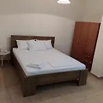 διατίθεται γκαρσονιέρα Lägenhet Kalamata