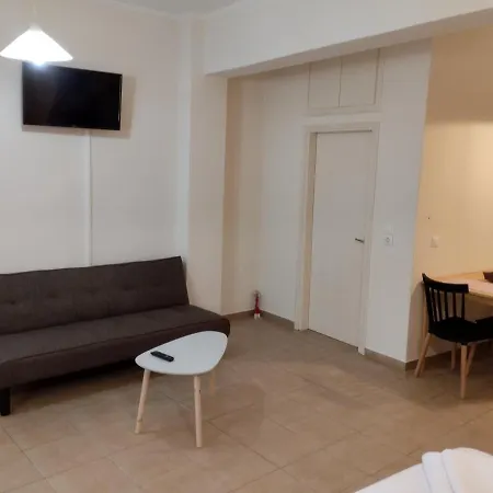 διατίθεται γκαρσονιέρα *