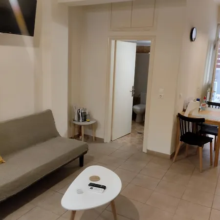 διατίθεται γκαρσονιέρα