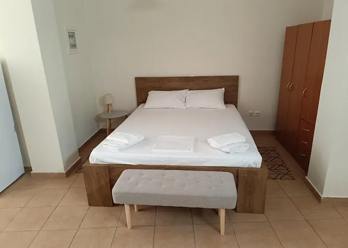 διατίθεται γκαρσονιέρα * Каламата