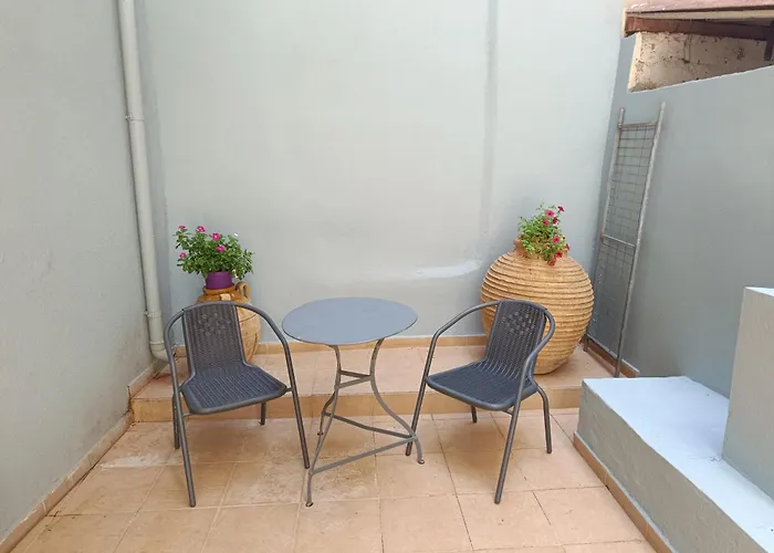 διατίθεται γκαρσονιέρα *