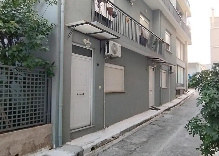 διατίθεται γκαρσονιέρα *