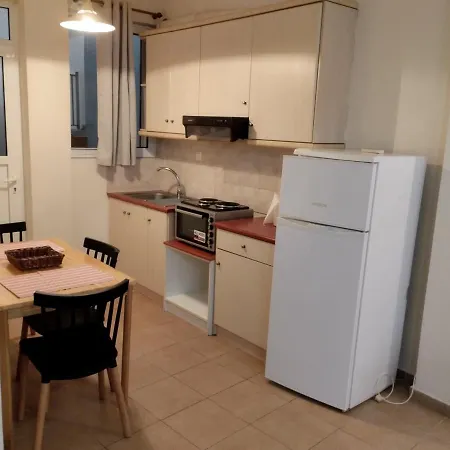 διατίθεται γκαρσονιέρα *