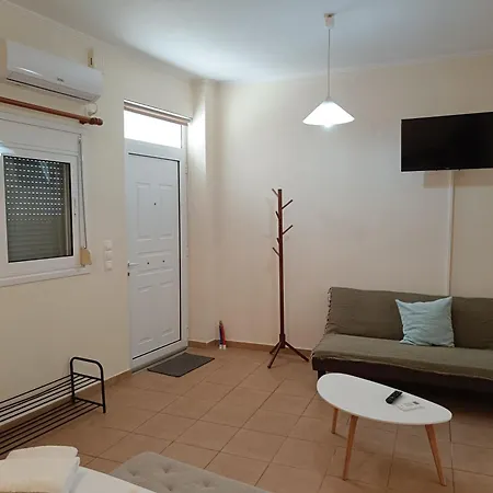 διατίθεται γκαρσονιέρα Kalamata