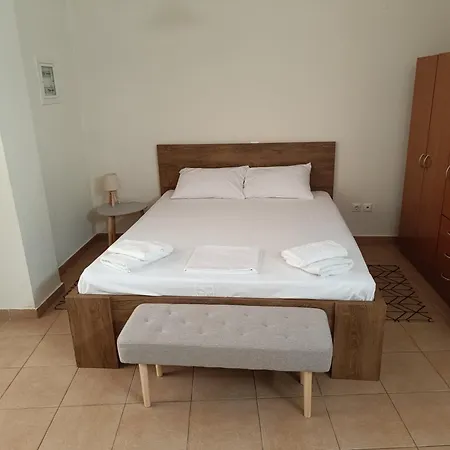 διατίθεται γκαρσονιέρα * Kalamata