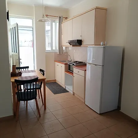 διατίθεται γκαρσονιέρα