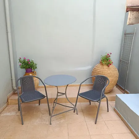 διατίθεται γκαρσονιέρα *