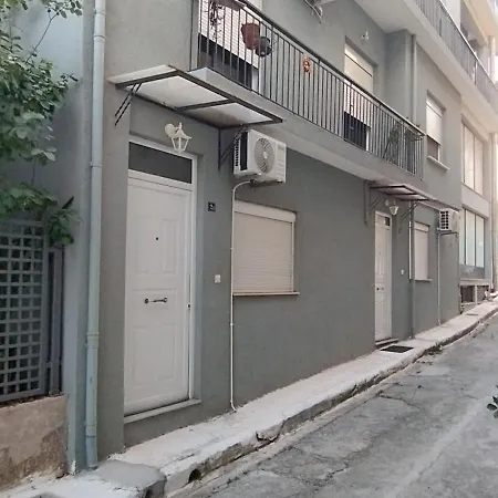 διατίθεται γκαρσονιέρα *