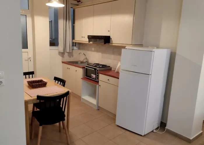 διατίθεται γκαρσονιέρα *